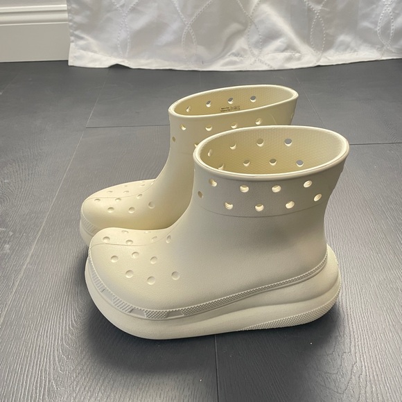 Crocs Classic Bone Waterproof Crush Rain Boots, Men's Size 4 and Women's Size 6 - Picture 3 of 6